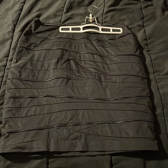 Black skirt with zipper layers - Picture 2 of 4